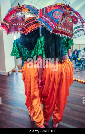 Londres UK Cheam 14 Nov 2022, Monali Mohite Selvaraj, actrice Bollywood et professeur de danse classique et Bollywood, cérémonie de remise des diplômes junior avec invité spécial le maire de Sutton Trish Fivey. Paul Quezada-Neiman/Alamy Live News Banque D'Images