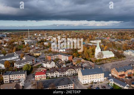 Vue de dessus de la ville de Dobele, des bâtiments du centre-ville, des rues et des parcs, région de Zemgale, Lettonie Banque D'Images