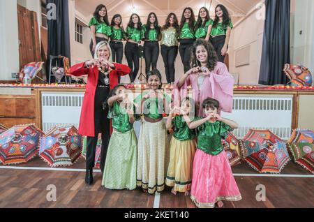 Londres UK Cheam 14 Nov 2022, Monali Mohite Selvaraj, actrice Bollywood et professeur de danse classique et Bollywood, avec invité spécial le maire de Sutton Trish Fivey, et tous les étudiants diplômés. Paul Quezada-Neiman/Alamy Live News Banque D'Images