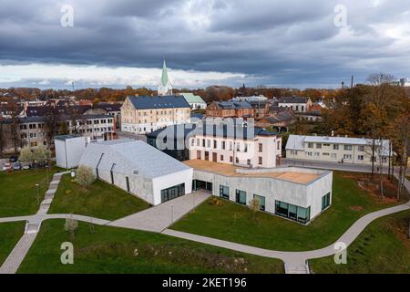 Vue d'en haut de la ville de Dobele avec la nouvelle école de musique en premier plan, la Lettonie Banque D'Images