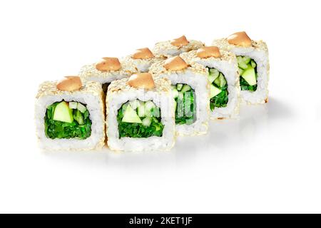 Les sushis californiens roulent au sésame avec de l'algue hiyashi, de l'avocat et du concombre nappés de sauce yaki Banque D'Images