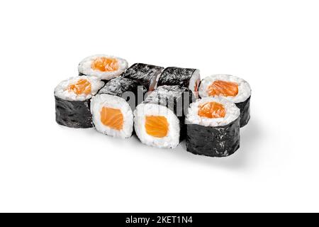 Rouleaux de sushis maki classiques avec saumon cru enveloppé de riz et de nori Banque D'Images