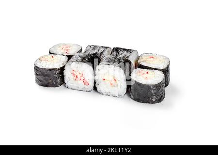 Petits pains à sushis Maki avec chair de crabe enveloppés de riz et de nori Banque D'Images