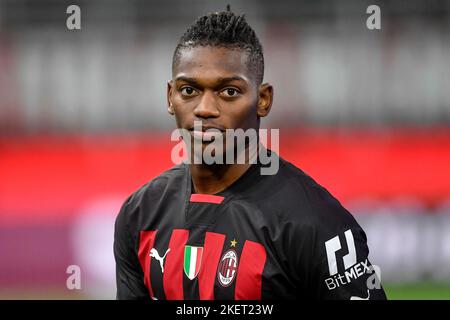Rafael Leao de l'AC Milan regarde pendant la série Un match de football entre l'AC Milan et l'AFC Fiorentina au stade San Siro de Milan (Italie), novembre Banque D'Images