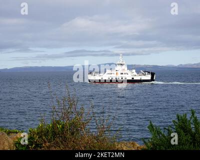 Ferry calédonien MacBrayne, Catriona, qui quitte le Loch Ranza au village de Lochranza, île d'Arran, Écosse, Royaume-Uni. Banque D'Images