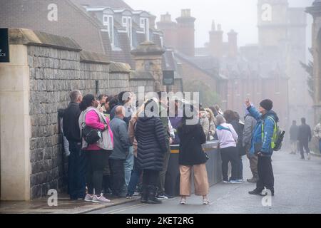 Windsor, Berkshire, Royaume-Uni. 14th novembre 2022. Des touristes font la queue devant le château de Windsor pour l'anniversaire du Prince Charles. Après une belle journée ensoleillée hier, c'était une matinée brumeuse à Windsor, dans le Berkshire. Un avertissement météorologique jaune pour brouillard a été émis par le Bureau du met jusqu'en 10am ce matin. Crédit : Maureen McLean/Alay Live News Banque D'Images