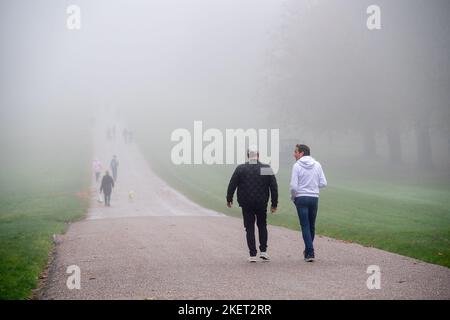 Windsor, Berkshire, Royaume-Uni. 14th novembre 2022. Un matin brumeux sur la longue promenade de Windsor. Après une belle journée ensoleillée hier, c'était une matinée brumeuse à Windsor, dans le Berkshire. Un avertissement météorologique jaune pour brouillard a été émis par le Bureau du met jusqu'en 10am ce matin. Crédit : Maureen McLean/Alay Live News Banque D'Images