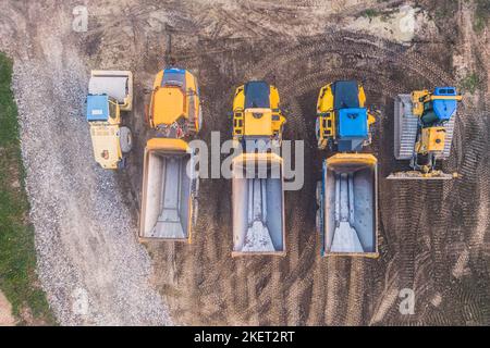 Loriol sur Drôme, France - 11 novembre 2022 : excavateurs et camions à benne pendant la construction du viaduc sur la Drôme. Déviation o Banque D'Images