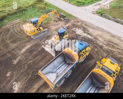 Loriol sur Drôme, France - 11 novembre 2022 : excavateurs et camions à benne pendant la construction du viaduc sur la Drôme. Déviation o Banque D'Images