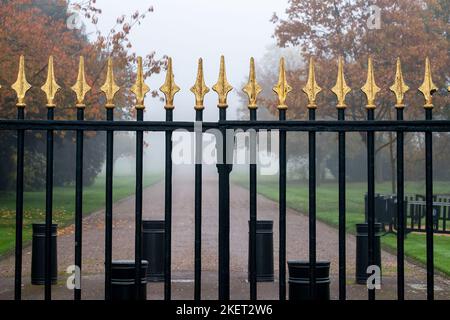 Windsor, Berkshire, Royaume-Uni. 14th novembre 2022. Le château de Windsor a été enveloppé de brouillard ce matin et on ne pouvait pas le voir depuis la porte de Cambridge. Après une belle journée ensoleillée hier, c'était une matinée brumeuse à Windsor, dans le Berkshire. Un avertissement météorologique jaune pour brouillard a été émis par le Bureau du met jusqu'en 10am ce matin. Crédit : Maureen McLean/Alay Live News Banque D'Images