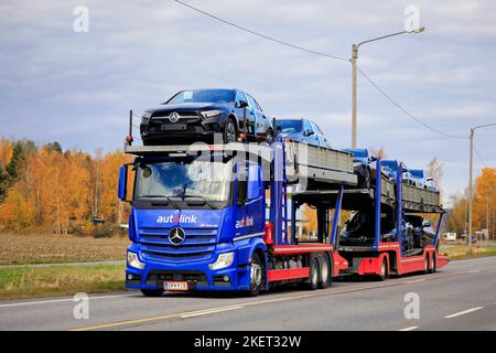 Mercedes-Benz camion porteur Actros Autolink transporte de nouvelles voitures Mercedes-Benz vers le port de Hanko sur l'autoroute 52. Salo, Finlande. 13 octobre 2022. Banque D'Images