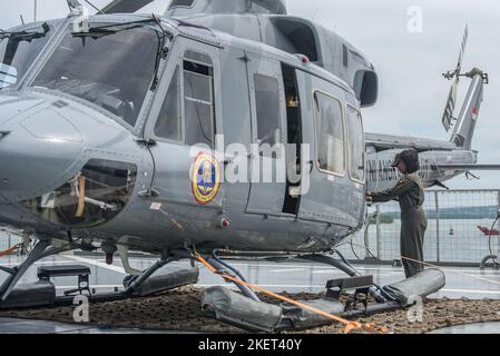 Badung, Indonésie. 13th novembre 2022. Un membre de l'aviateur de la marine indonésienne contrôle un hélicoptère qui arrime au navire de la marine KRI Surabaya-591 pour soutenir la sécurité du Sommet de Bali en G20. L'Indonésie a tenu le groupe de 17th de vingt 'G20' Sommet des chefs d'État et de gouvernement, qui s'est tenu à Nusa Dua, Bali, sur le 15-16 novembre 2022. Crédit : SOPA Images Limited/Alamy Live News Banque D'Images