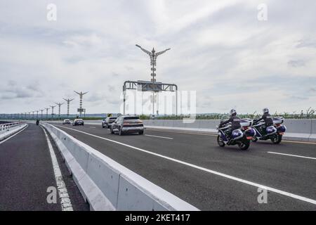 Badung, Indonésie. 13th novembre 2022. Un certain nombre de policiers et de militaires indonésiens ont gardé l'une des délégations du Sommet de Bali en G20 sur la route à péage de Bali Mandara. L'Indonésie a tenu le groupe de 17th de vingt 'G20' Sommet des chefs d'État et de gouvernement, qui s'est tenu à Nusa Dua, Bali, sur le 15-16 novembre 2022. Crédit : SOPA Images Limited/Alamy Live News Banque D'Images