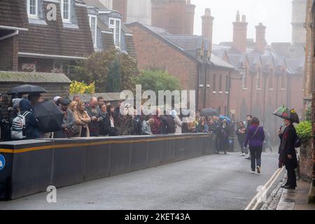 Windsor, Berkshire, Royaume-Uni. 14th novembre 2022. Des touristes font la queue devant le château de Windsor pour l'anniversaire du Prince Charles. Après une belle journée ensoleillée hier, c'était une matinée brumeuse à Windsor, dans le Berkshire. Un avertissement météorologique jaune pour brouillard a été émis par le Bureau du met jusqu'en 10am ce matin. Crédit : Maureen McLean/Alay Live News Banque D'Images