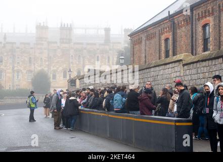 Windsor, Berkshire, Royaume-Uni. 14th novembre 2022. Des touristes font la queue devant le château de Windsor pour l'anniversaire du Prince Charles. Après une belle journée ensoleillée hier, c'était une matinée brumeuse à Windsor, dans le Berkshire. Un avertissement météorologique jaune pour brouillard a été émis par le Bureau du met jusqu'en 10am ce matin. Crédit : Maureen McLean/Alay Live News Banque D'Images