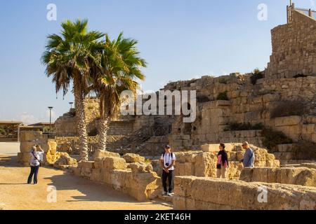 Novembre 2022, touristes à l'ancien amphithéâtre romain qui fait partie de Caeserea Maritima sur la côte méditerranéenne d'Israël. Banque D'Images