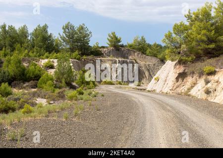 Route de campagne sablonneuse, piste de 4x4. Près du barrage de Gadouras. Dans le sud de l'île de Rhodes. Dodécanèse Grèce. Banque D'Images