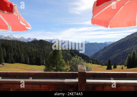 vue sur les montagnes depuis une terrasse avec parasols Banque D'Images