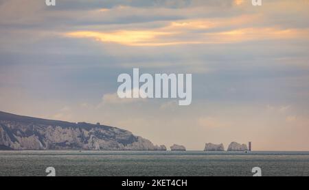 Traversée du Solent de Lymington à Yarmouth sur l'île de Wight avec vue sur les aiguilles au sud-est de l'Angleterre Banque D'Images
