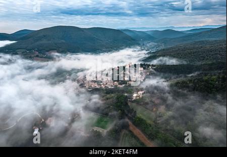 Vue panoramique sur le vieux village de Mirmande en France. Photo aérienne le matin dans le brouillard épais qui s'élève autour de la ville Banque D'Images