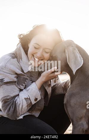 Femme et Weimaraner Banque D'Images