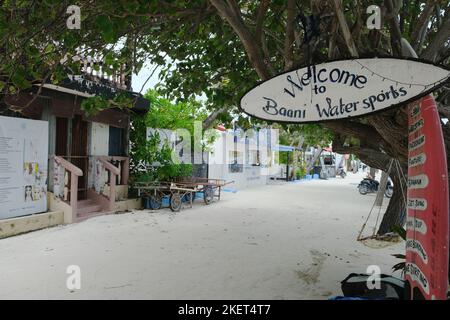 Vue sur la rue du village local de Maffushi pendant la période post-pandémique. Banque D'Images