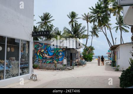 Vue sur la rue du village local de Maffushi pendant la période post-pandémique. Banque D'Images