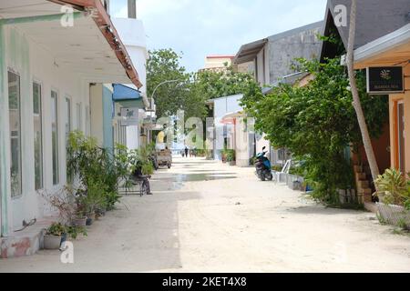 Vue sur la rue du village local de Maffushi pendant la période post-pandémique. Banque D'Images