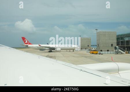 L'aéroport international de Velana, le principal aéroport international des Maldives, est de retour occupé après la période de pandémie de cavid. Banque D'Images