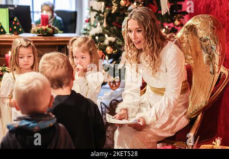 Engelskirchen, Allemagne. 14th novembre 2022. Le Christkind (r) prend les listes de souhaits des enfants de la branche Christkindpost de Deutsche Post. La succursale de Christkindpost de Deutsche Post est ouverte à Engelskirchen. (À dpa/lnw: 'Christkind réponses lettres des enfants du monde entier') Credit: Oliver Berg/dpa/Alamy Live News Banque D'Images