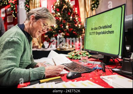 Engelskirchen, Allemagne. 14th novembre 2022. Un employé de Deutsche Post traite des lettres avec des listes de souhaits à la succursale de Deutsche Post Christkindpost. La succursale de Christkindpost de Deutsche Post est ouverte à Engelskirchen. (À dpa/lnw: 'Christkind réponses lettres des enfants du monde entier') Credit: Oliver Berg/dpa/Alamy Live News Banque D'Images