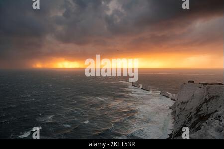 Coucher de soleil orageux au point de vue des aiguilles de l'île de Wight, sud-est de l'Angleterre, Royaume-Uni Banque D'Images