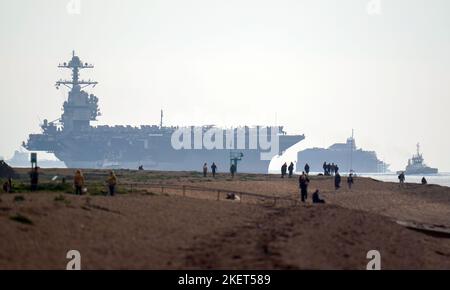 L'USS Gerald R. Ford se dirige vers Stokes Bay, dans le Solent, car le « plus grand navire de guerre du monde » passera quatre jours au large de la côte du Hampshire pendant son déploiement inaugural. Date de la photo: Lundi 14 novembre 2022. Banque D'Images