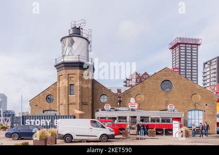 FAT Boys Diner, le café de style américain du quai de bouée trinity à côté de la Tamise à Londres. Montre le phare de trinity House au-delà Banque D'Images