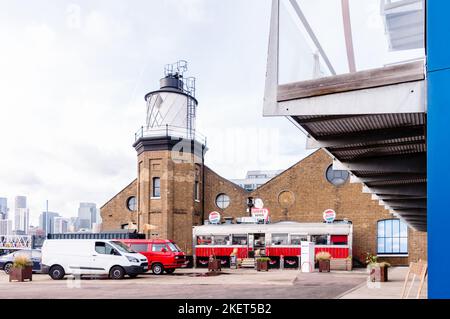 FAT Boys Diner, le café de style américain du quai de bouée trinity à côté de la Tamise à Londres. Montre le phare de trinity House au-delà Banque D'Images