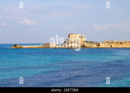 Novembre 2022, la baie au port de Hérode qui fait partie de Caeserea Maritima sur la côte méditerranéenne d'Israël. C'est un monument magnifique Banque D'Images