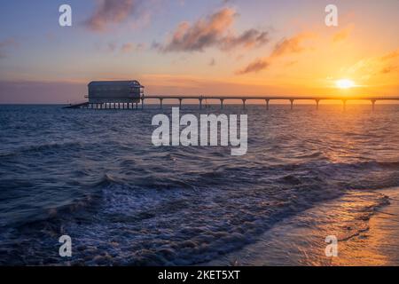 Lever du soleil en novembre à la jetée de Bembridge et à la station de canot de sauvetage Isle of Wight, au sud-est de l'Angleterre Banque D'Images