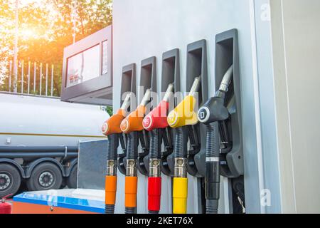 Station-service et pistolets de remplissage pour wagons-citernes avec différents types d'essence, hausse des prix du carburant Banque D'Images