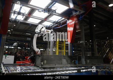 Bucarest, Roumanie - 7 novembre 2022 : robot automatisé dans une entreprise de commerce électronique et de livraison. Banque D'Images