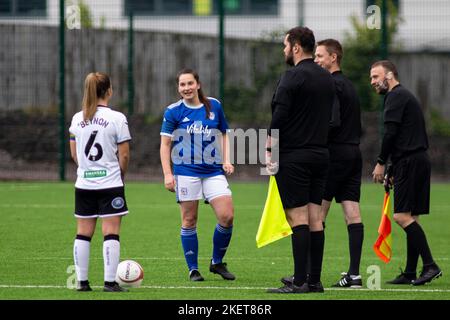 Siobhan Walsh, capitaine de la ville de Cardiff, devant le kick offCardiff City et Swansea City, dans le cadre de la coupe de la Ligue des femmes Premier de l'Orchard Welsh à l'Ocean Park Arena on Banque D'Images