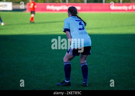 Ffion Price de Cardiff City fête ses côtés deuxième barque Cyncoed / Cardiff City dans la Orchard Welsh Premier Women's League à USW Sports P Banque D'Images