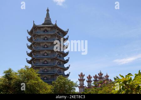 Tour des reliques dans la pagode Linh Ung au sommet de la montagne son Tra. Banque D'Images