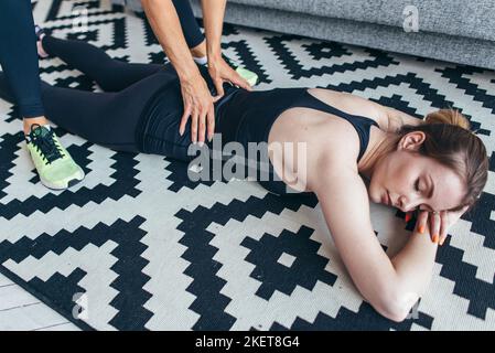 Fille faisant massage relaxant à la petite amie après l'entraînement. Banque D'Images