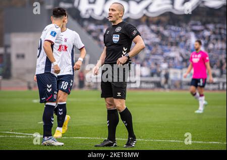 Aarhus, Danemark. 13th novembre 2022. Arbitre Mads-Kristoffer Kristoffersen vu lors du match Superliga 3F entre le FG d'Aarhus et le FC Copenhague au parc Ceres d'Aarhus. (Crédit photo : Gonzales photo/Alamy Live News Banque D'Images