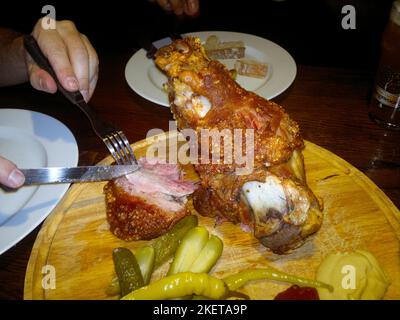 Brno, Moravie, République Tchèque : manger du genou de porc rôti (koleno) cuisine tchèque Banque D'Images