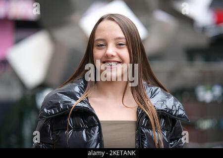 Madrid, Espagne. 14th novembre 2022. L'actrice Carla Quilez pose lors d'une séance de portrait sur la Plaza de los Cubos, à Madrid. Crédit : SOPA Images Limited/Alamy Live News Banque D'Images