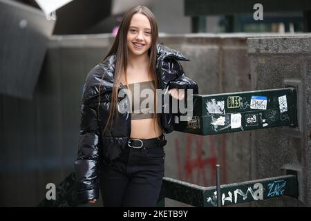 L'actrice Carla Quilez pose lors d'une séance de portrait sur la Plaza de los Cubos, à Madrid. (Photo par Atilano Garcia / SOPA Images / Sipa USA) Banque D'Images