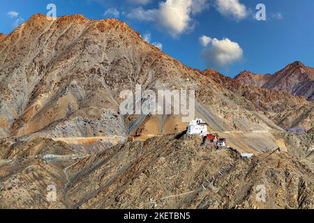 Monastère à Leh vu de Shanti Stupa. Perché au sommet de la colline Banque D'Images