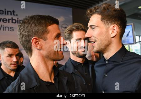 Hessen, Allemagne. 14 novembre 2022, Hessen, Francfort-sur-le-main: Les joueurs de l'équipe nationale Christian Günter (l-r), Thomas Müller, Kevin Trapp et Leon Goretzka participent à une cérémonie d'adieu dans le terminal de première classe de Lufthansa avant le départ de l'équipe nationale de football pour le court camp d'entraînement de Muscat. Credit: dpa Picture Alliance/Alay Live News Banque D'Images