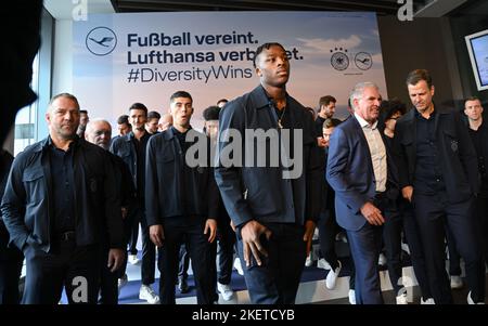 Hessen, Allemagne. 14 novembre 2022, Hessen, Francfort-sur-le-main: Les joueurs nationaux autour de l'entraîneur national Hans-Dieter Flick (l) prennent part à une cérémonie d'adieu dans le terminal de première classe de Lufthansa avant le départ de l'équipe nationale de football pour le court camp d'entraînement de Muscat. Credit: dpa Picture Alliance/Alay Live News Banque D'Images